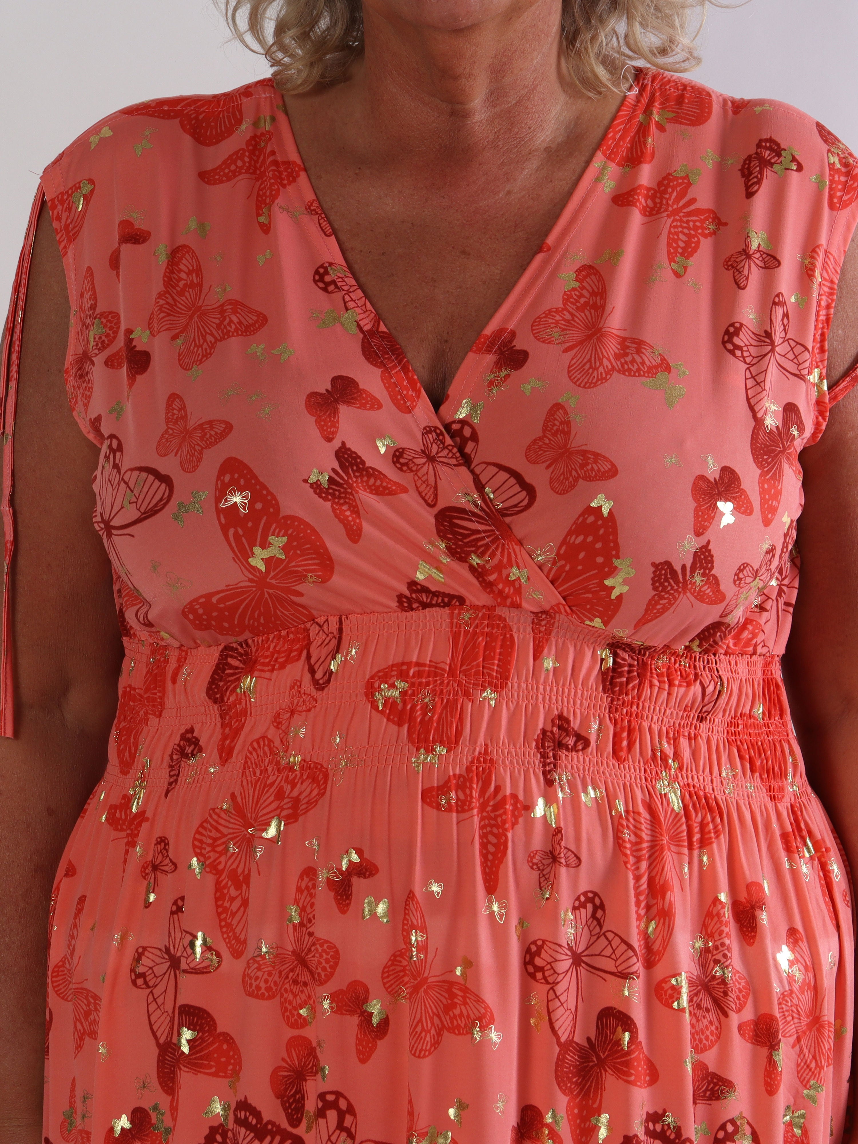 Pams Butterfly Sleeveless Short - Plus size kjole med sommerfugleprint og smock i livet